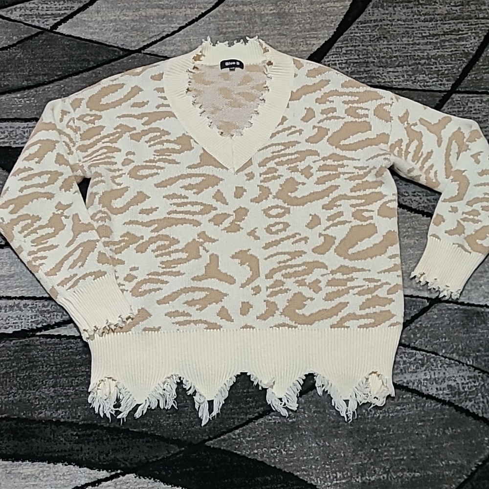 BLUE B FRAYED EDGE V-NECK LEOPARD PRINT SWEATER